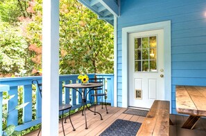 Outdoor dining - Quirky Pet-Friendly Cabin Rental Perfect for Glamping in Northern California (Guerneville)