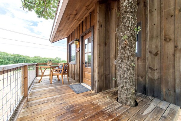 Outdoor dining - Texan Tree House for an Outdoor Adventure near Magnolia (Elm Mott)