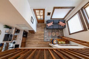 Living area - Texan Tree House for an Outdoor Adventure near Magnolia (Elm Mott)