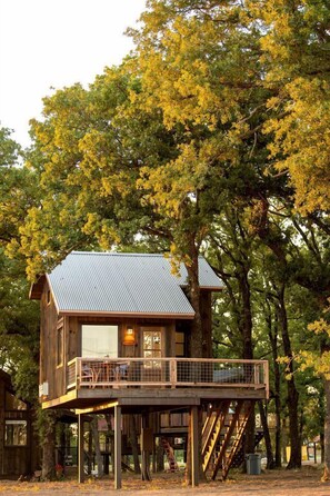 Exterior - Texan Tree House for an Outdoor Adventure near Magnolia (Elm Mott)