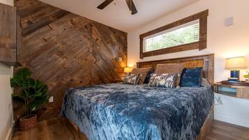 1 habitación y tabla de planchar con plancha