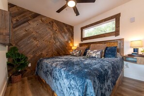 1 habitación y tabla de planchar con plancha 