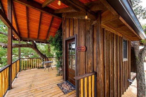 Treehouse in Waco, Texas for Romantic Glamping Escapes