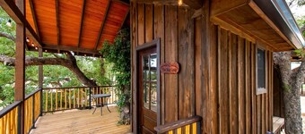 Treehouse in Waco, Texas for Romantic Glamping Escapes