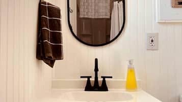 Sèche-cheveux, serviettes fournies, savon, shampoing