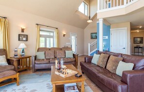 Living area - Family-Friendly Beach House Rental with Hot Tub for Glamping in Northern California (Dillon Beach)