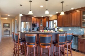 Private kitchen - Family-Friendly Beach House Rental with Hot Tub for Glamping in Northern California (Dillon Beach)