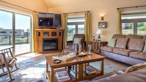 Living area - Family-Friendly Beach House Rental with Hot Tub for Glamping in Northern California (Dillon Beach)