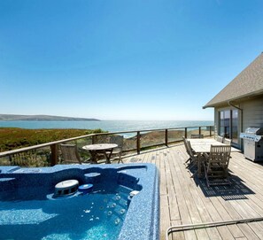 Outdoor dining - Family-Friendly Beach House Rental with Hot Tub for Glamping in Northern California (Dillon Beach)