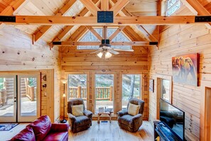 Living area - Secluded Creekside Cabin Rental near Mt. Mitchell in Western North Carolina (Black Mountain)