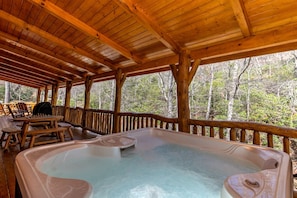 Outdoor dining - Secluded Creekside Cabin Rental near Mt. Mitchell in Western North Carolina (Black Mountain)