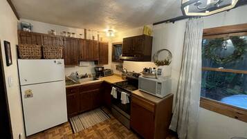 Refrigerador, microondas, parrilla de estufa y cafetera y tetera