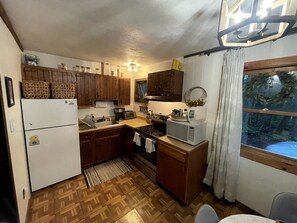 Refrigerador, microondas, parrilla de estufa y cafetera y tetera 