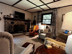 Televisión y chimenea 