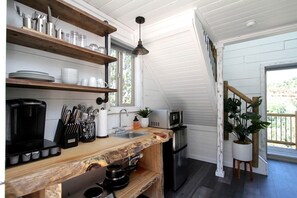 Refrigerador, microondas, cafetera y tetera y utensilios de cocina