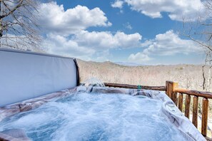 Outdoor spa tub - Expansive Log Cabin Rental in Foothills of Blue Ridge Mountains, North Carolina (Black Mountain)
