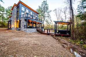Exterior - Contemporary Coziness: Gather, Reconnect, and Make Memories in Oklahoma's Finest Cabin (Hochatown)