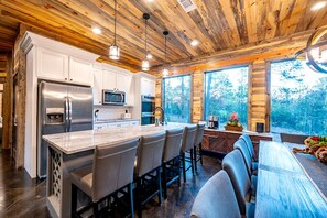 Fridge, microwave, oven, stovetop - Contemporary Coziness: Gather, Reconnect, and Make Memories in Oklahoma's Finest Cabin (Hochatown)