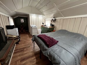 Room - Pet Friendly Studio Cabin with Fireplace near Tonto National Forest, Central Arizona (Payson)