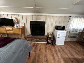 1 bedroom, WiFi, bed sheets - Pet Friendly Studio Cabin with Fireplace near Tonto National Forest, Central Arizona (Payson)