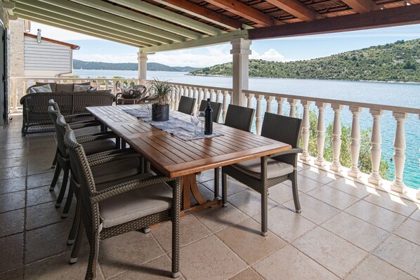 屋外ダイニングエリア