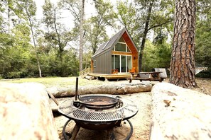 Outdoor dining - Gorgeous Cozy Cabin in Montgomery, Texas (Montgomery)