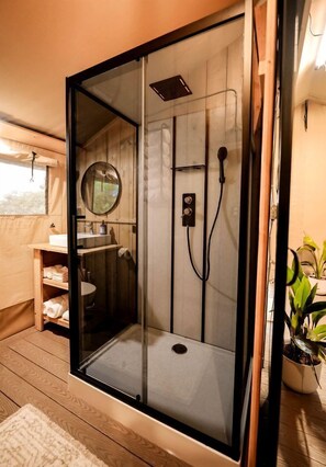 Hair dryer, towels, soap, shampoo - Stunning Safari Tent with Great Sights in San Saba, Texas (San Saba)