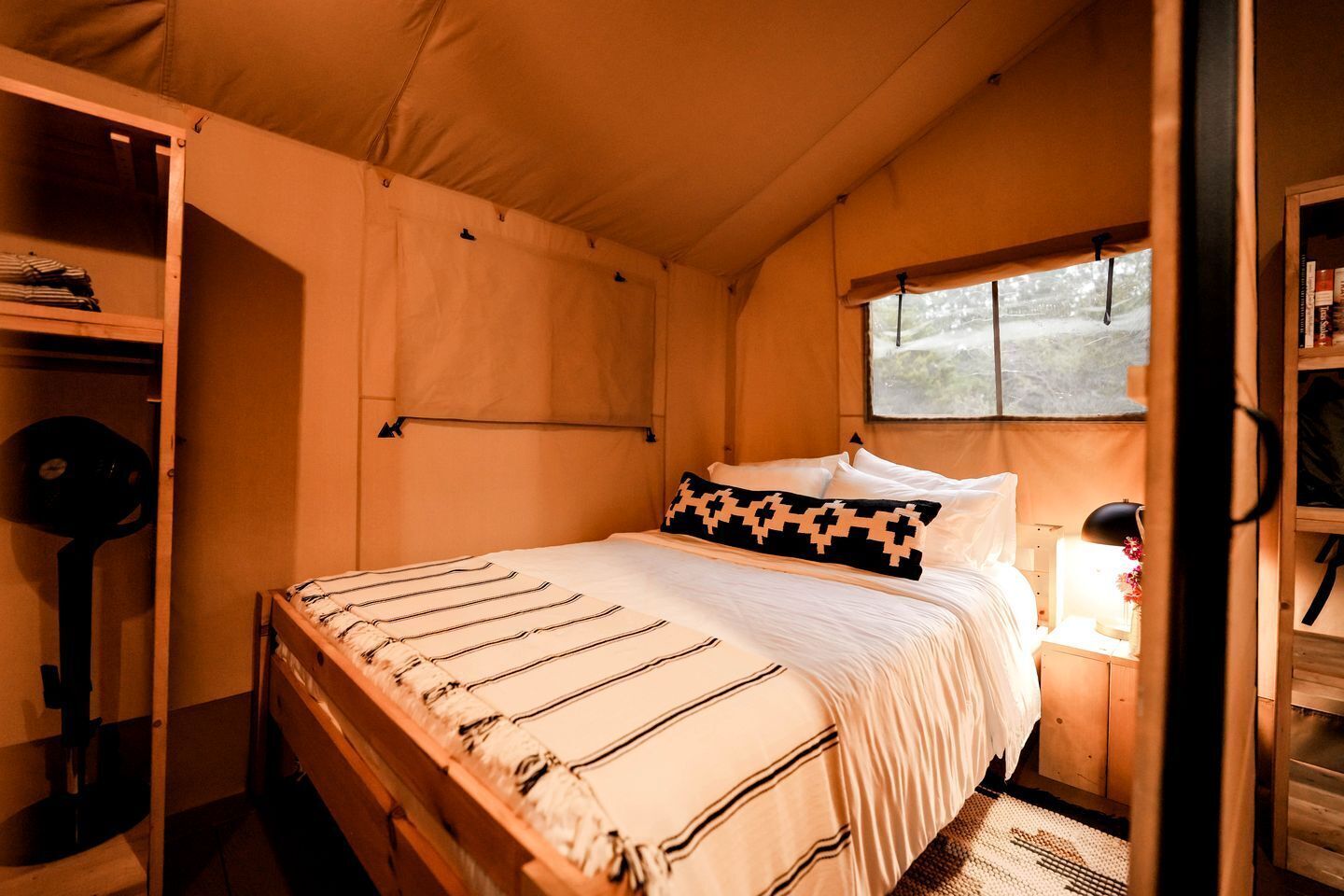 2 bedrooms, desk, WiFi, bed sheets