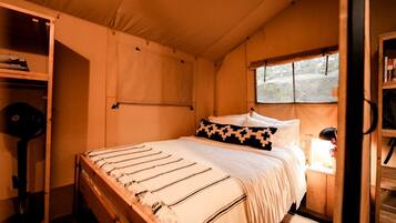 2 bedrooms, desk, WiFi, bed sheets