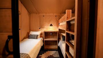 2 bedrooms, desk, WiFi, bed sheets