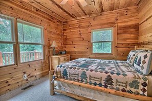 Room - Rural Cabin with Spa Nestled into the Woods in Ohio (Rockbridge)