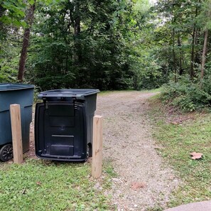 Property grounds - Rural Cabin with Spa Nestled into the Woods in Ohio (Rockbridge)