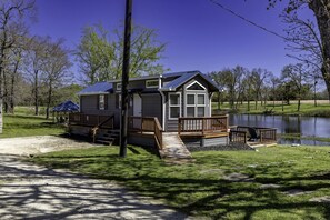 Exterior - Intimate Chic Cabin Suitable for Four with Private Deck in Texas (Yantis)