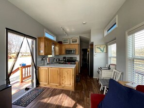 Refrigerador, microondas, parrilla de estufa y cafetera y tetera 