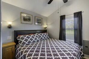1 bedroom, iron/ironing board, WiFi, bed sheets - Intimate Chic Cabin Suitable for Four with Private Deck in Texas (Yantis)
