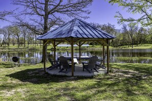Outdoor dining - Intimate Chic Cabin Suitable for Four with Private Deck in Texas (Yantis)