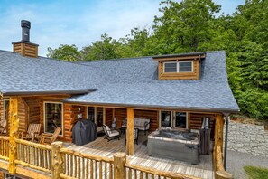 Terrace/patio - Serenity Awaits: Secluded Cabin Rental in Black Mountain, North Carolina (Black Mountain)