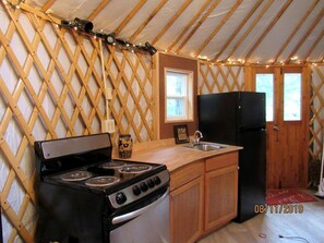 ثلاجة، ميكروويف، موقد طهي مسطح، ماكينة لصنع القهوة/الشاي