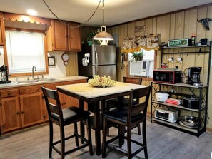 Refrigerador, microondas, parrilla de estufa y cafetera y tetera 