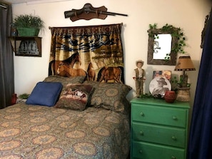 1 bedroom, iron/ironing board, WiFi, bed sheets - Serenity by the River: Glamping in Claxton, Georgia (Claxton)