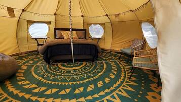 1 bedroom, bed sheets