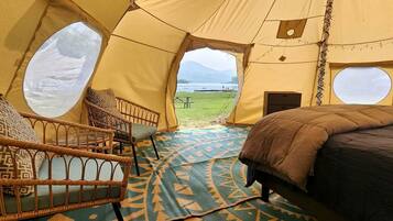 1 bedroom, bed sheets