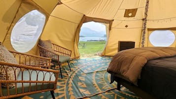 1 bedroom, bed sheets