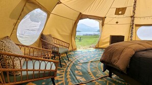 1 bedroom, bed sheets