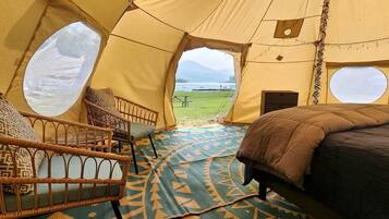 1 bedroom, bed sheets