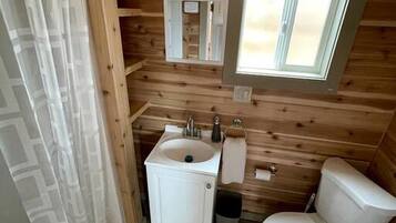 Serviettes fournies, savon, shampoing, papier toilette