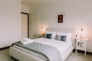 4 bedrooms, iron/ironing board, free WiFi, bed sheets - Spacious Strandhill House with Knocknarea Views (Strandhill)
