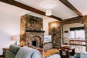 Smart TV, fireplace - Spacious Strandhill House with Knocknarea Views (Strandhill)