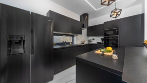 Kühlschrank, Mikrowelle, Ofen, Geschirrspüler