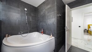 Douche, sèche-cheveux, serviettes fournies